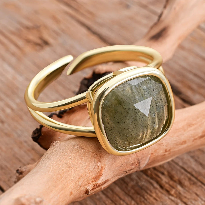 טבעת ריבועית עם אבן טבעית