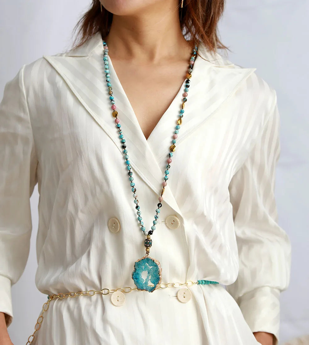 שרשרת “שירת הלגונה” – חרוזי אבנים טבעיות ותליון דרוזי מוזהב