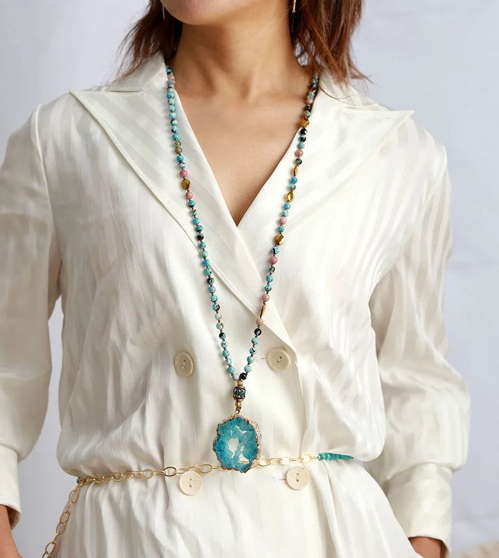 שרשרת “שירת הלגונה” – חרוזי אבנים טבעיות ותליון דרוזי מוזהב