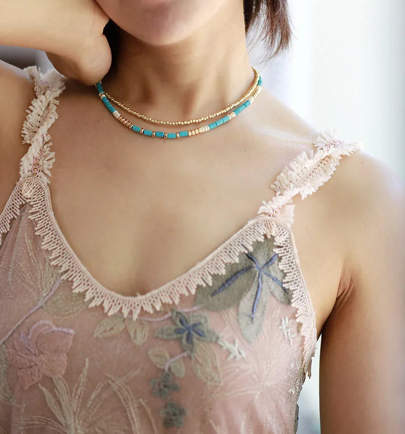 קולר “גלי טורקיז” – שרשרת חרוזים דו־שכבתית בציפוי זהב