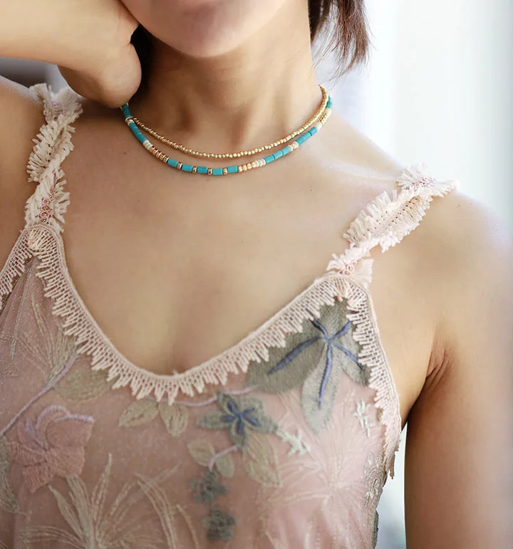 קולר “גלי טורקיז” – שרשרת חרוזים דו־שכבתית בציפוי זהב