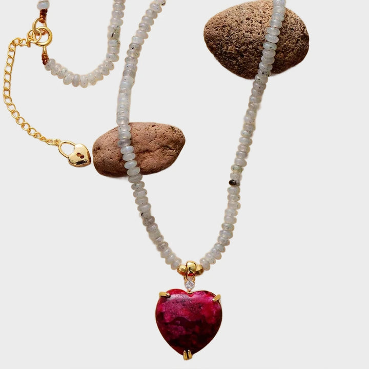 קולר “לב ארגמן” – תליון אבן אדומה על חרוזי לברדורייט