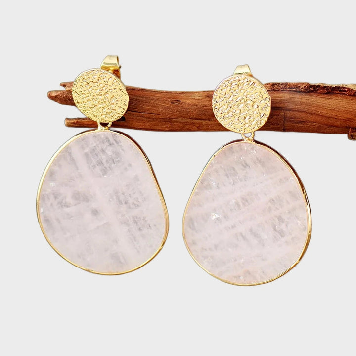 עגילי “פריחת הורד” – קוורץ ורוד במסגרת מוזהבת