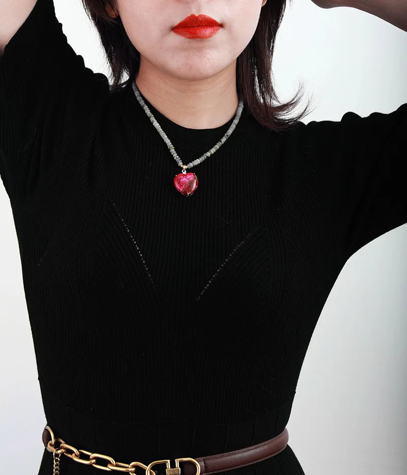 קולר “לב ארגמן” – תליון אבן אדומה על חרוזי לברדורייט