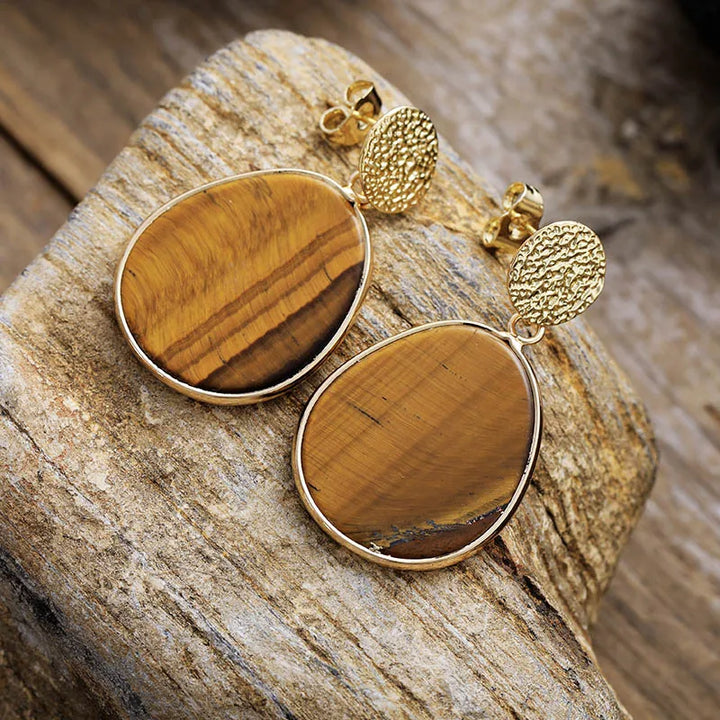 עגילי “פריחת הורד” – קוורץ ורוד במסגרת מוזהבת