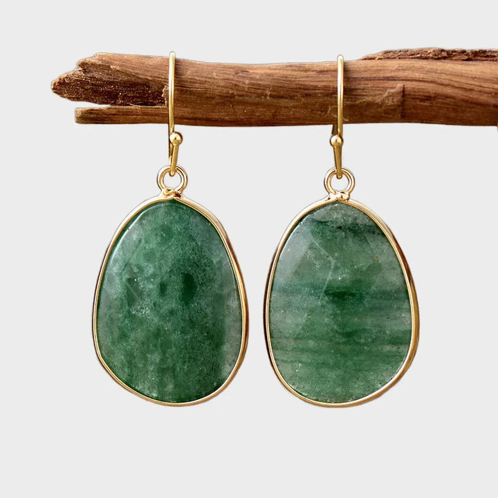 עגילי “ירוק עד” – אבנטורין טבעי במסגרת מוזהבת