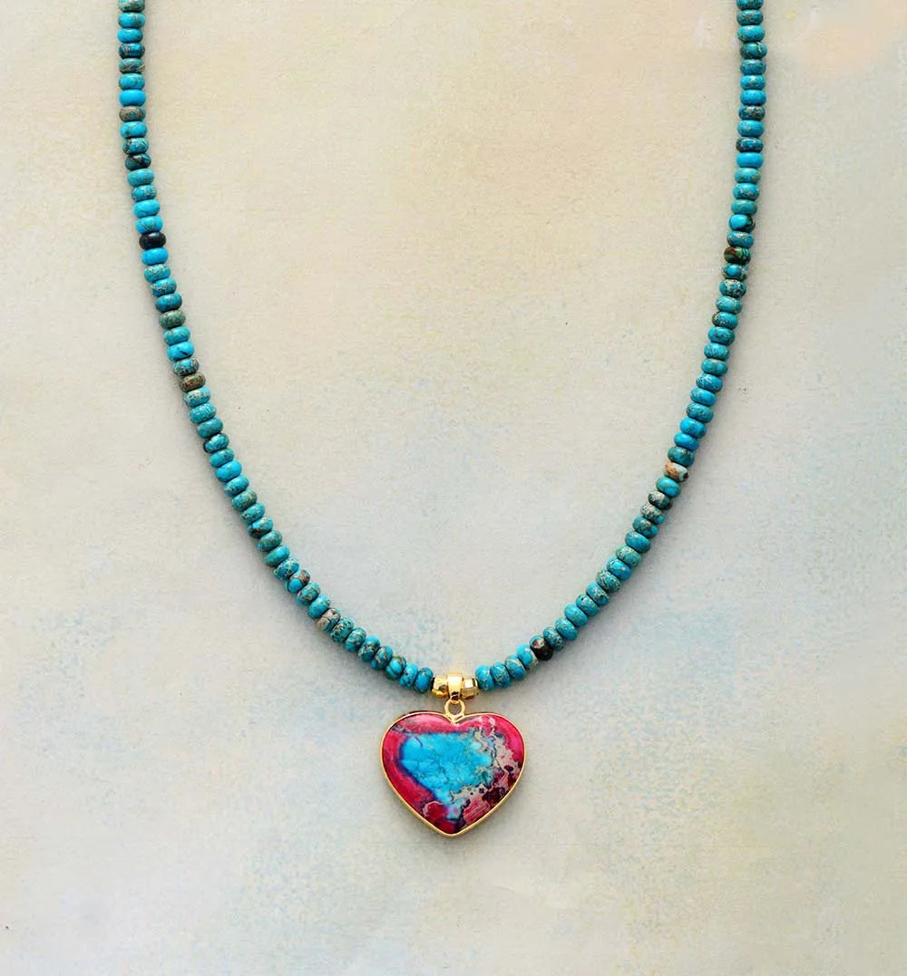 קולר “לב ארגמן” – תליון אבן אדומה על חרוזי לברדורייט