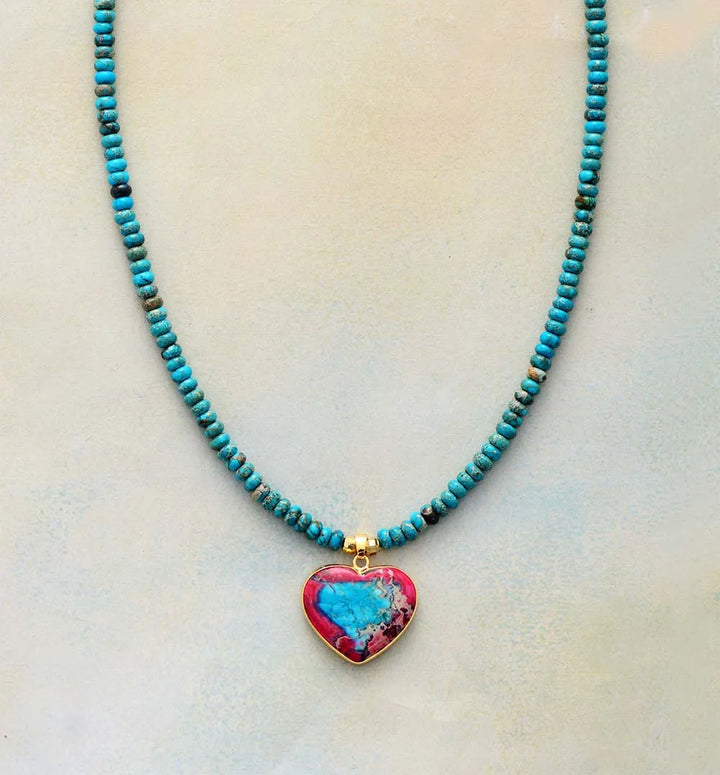 קולר “לב ארגמן” – תליון אבן אדומה על חרוזי לברדורייט