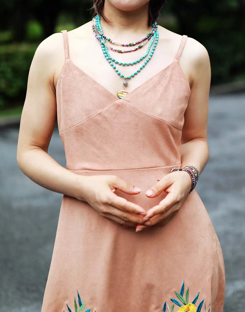 קולר “שכבות הרמוניה” – חרוזי אבנים טבעיות בשתי שורות