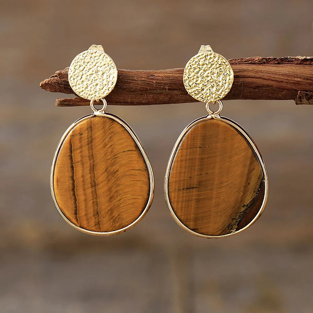 עגילי “פריחת הורד” – קוורץ ורוד במסגרת מוזהבת