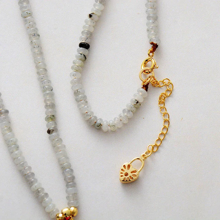 קולר “לב ארגמן” – תליון אבן אדומה על חרוזי לברדורייט