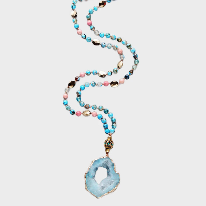 שרשרת “שירת הלגונה” – חרוזי אבנים טבעיות ותליון דרוזי מוזהב