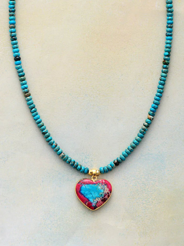 קולר “לב ארגמן” – תליון אבן אדומה על חרוזי לברדורייט